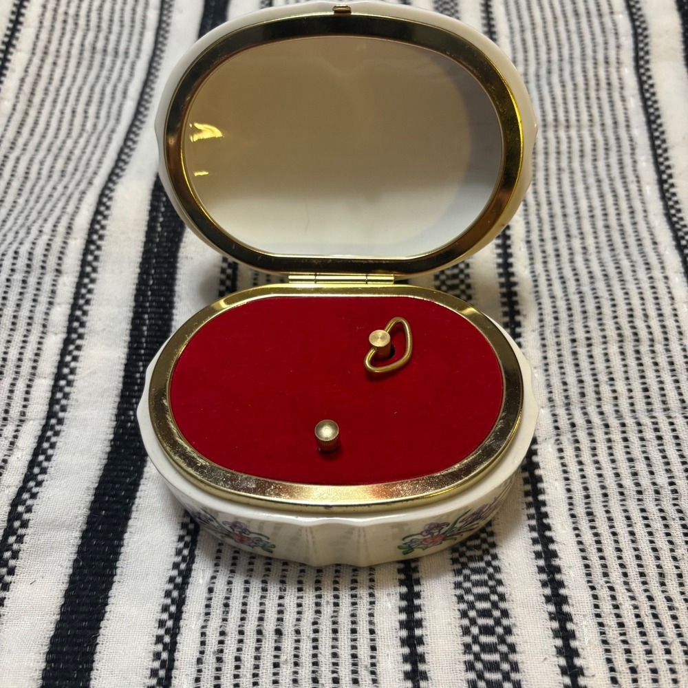 Vintage Heritage House Musical Trinket Box‎ Porcelain Valentine Serenade